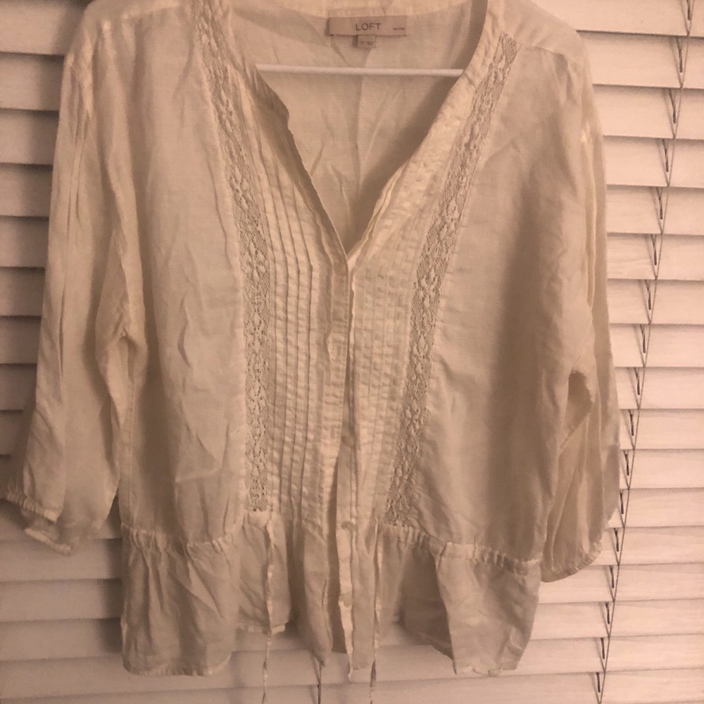 Beautiful loft linen top with lace
